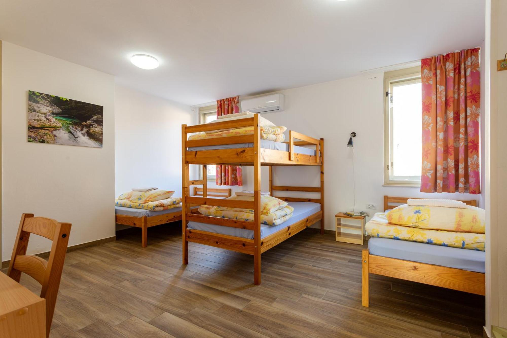 Yapka Rooms Tolmin Bilik gambar
